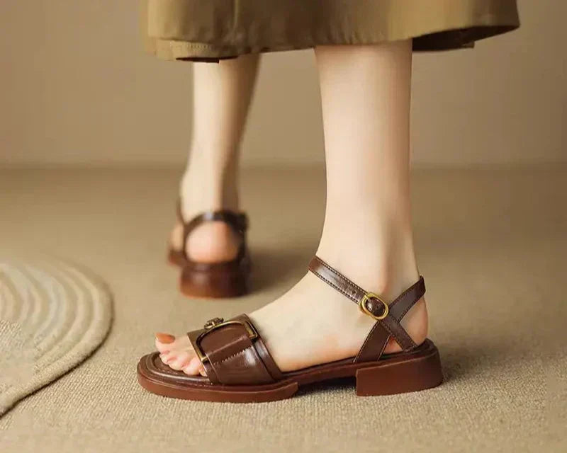 Amara – Platta Sandaler Med Spänne