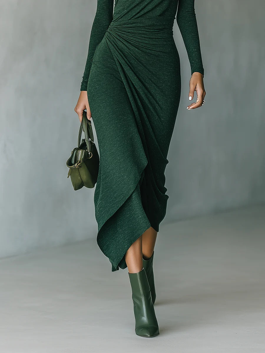 Lenora – asymmetrisk rynkad midiklänning med hög krage